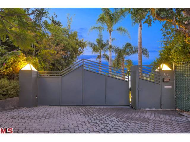 654 ERSKINE DR