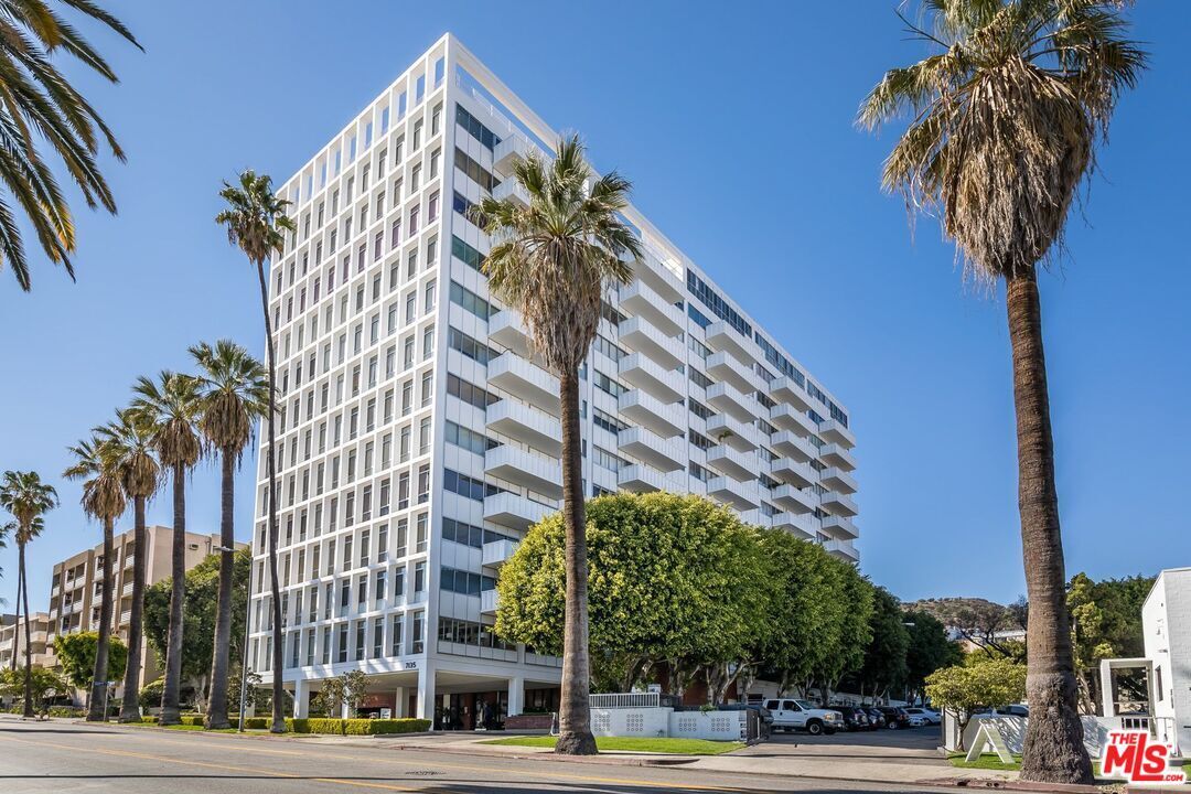 7135 Hollywood Blvd #206
