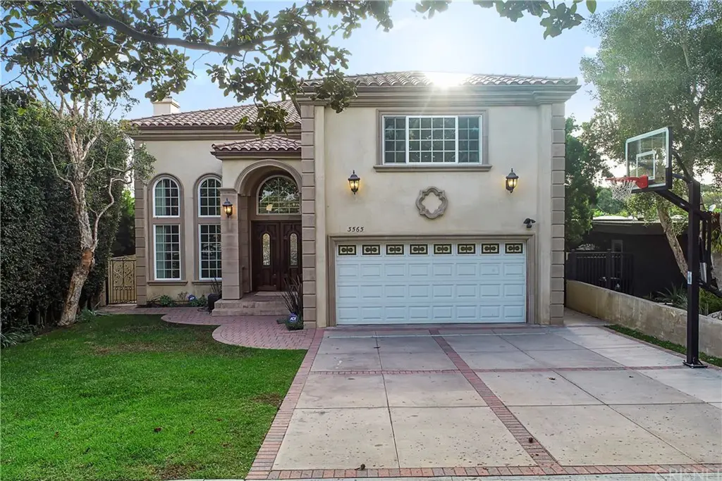 3565 Colonial Ave