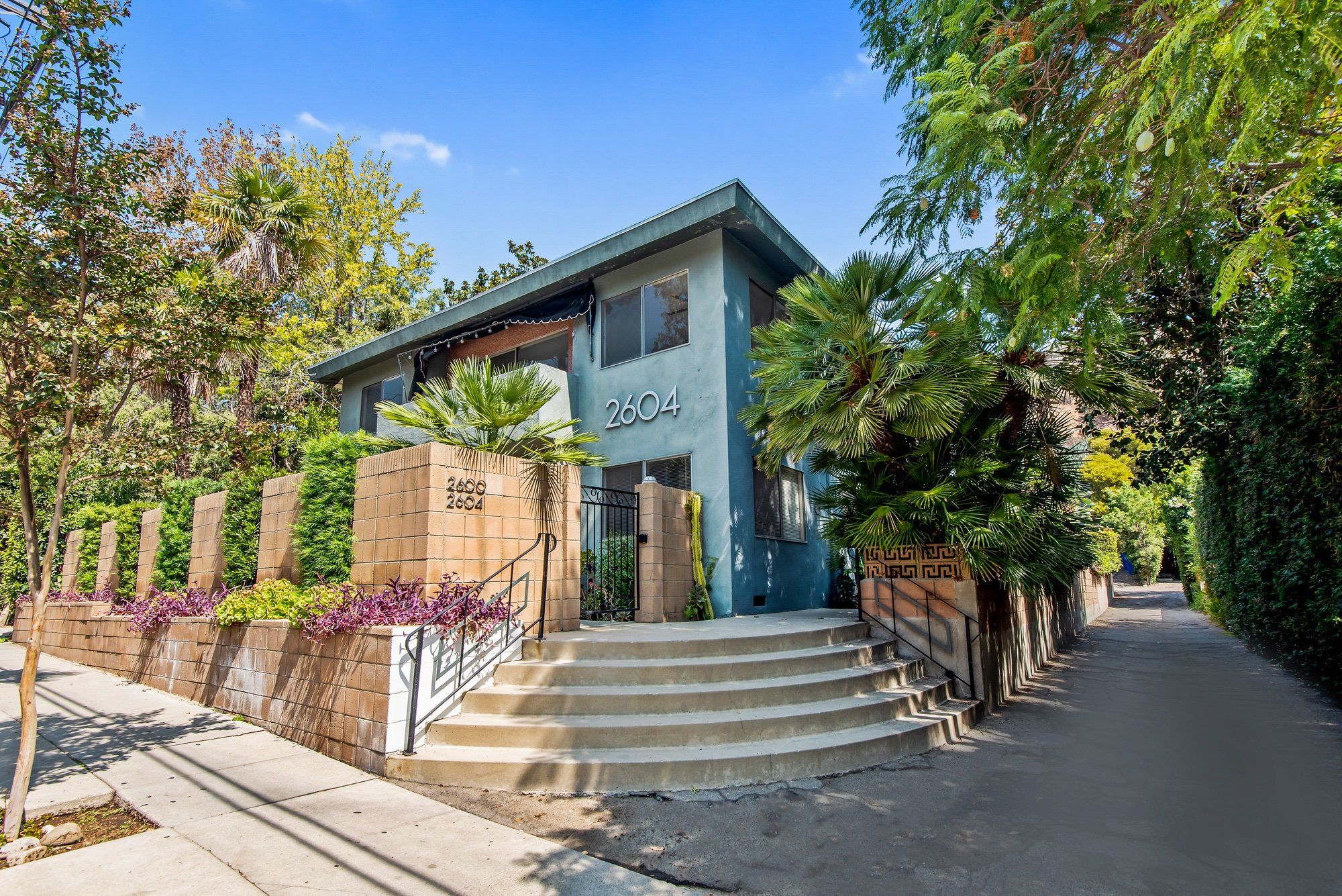 2604 N. Beachwood Drive #6