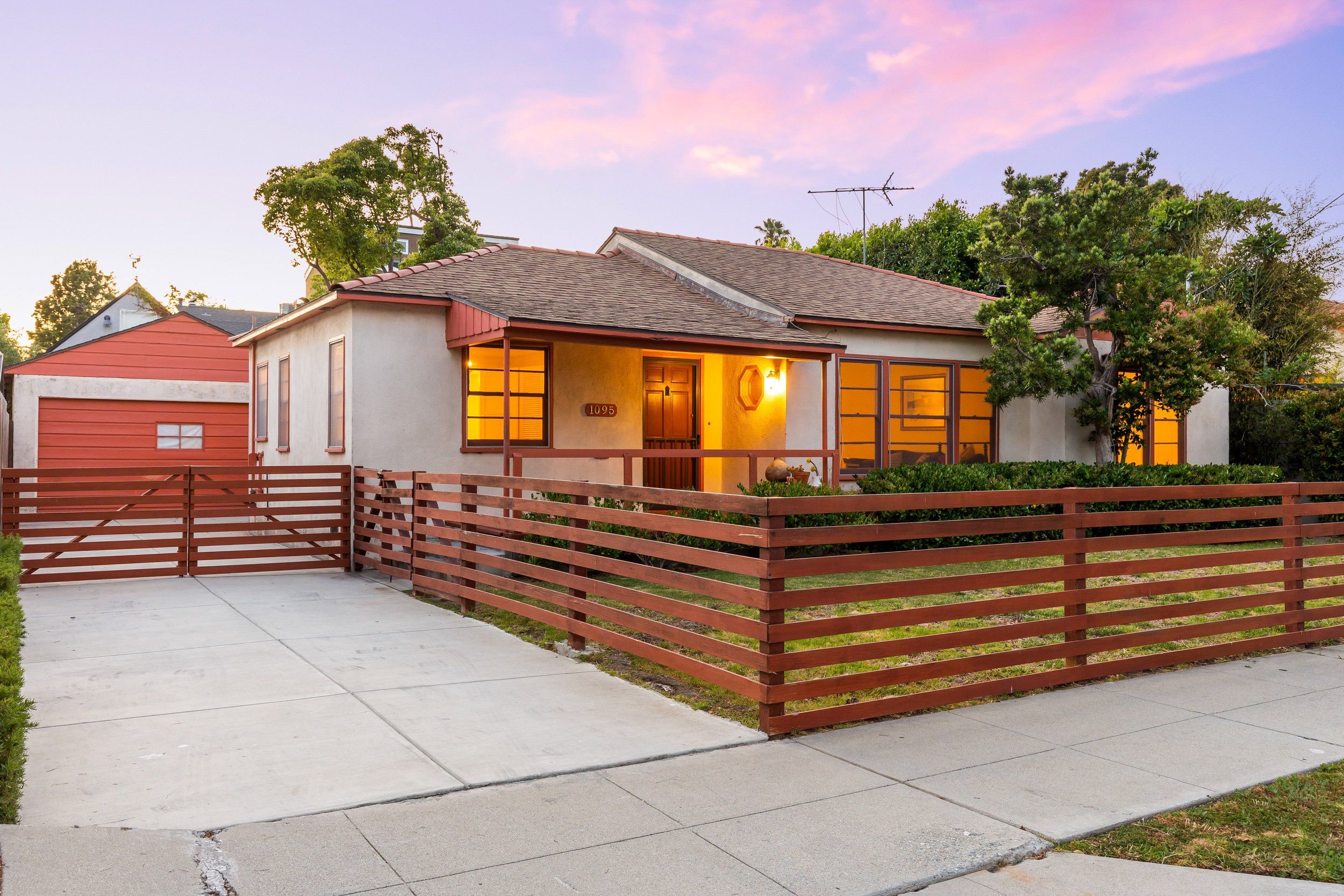 1095 Superba Ave